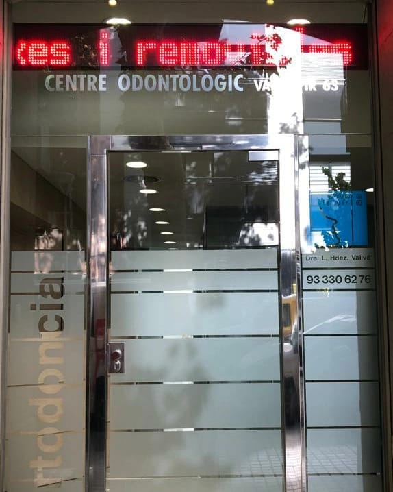 Entrada del Centre Odontològic Vallespir 63, en Carrer Vallespir 63 (Sants, Barcelona)